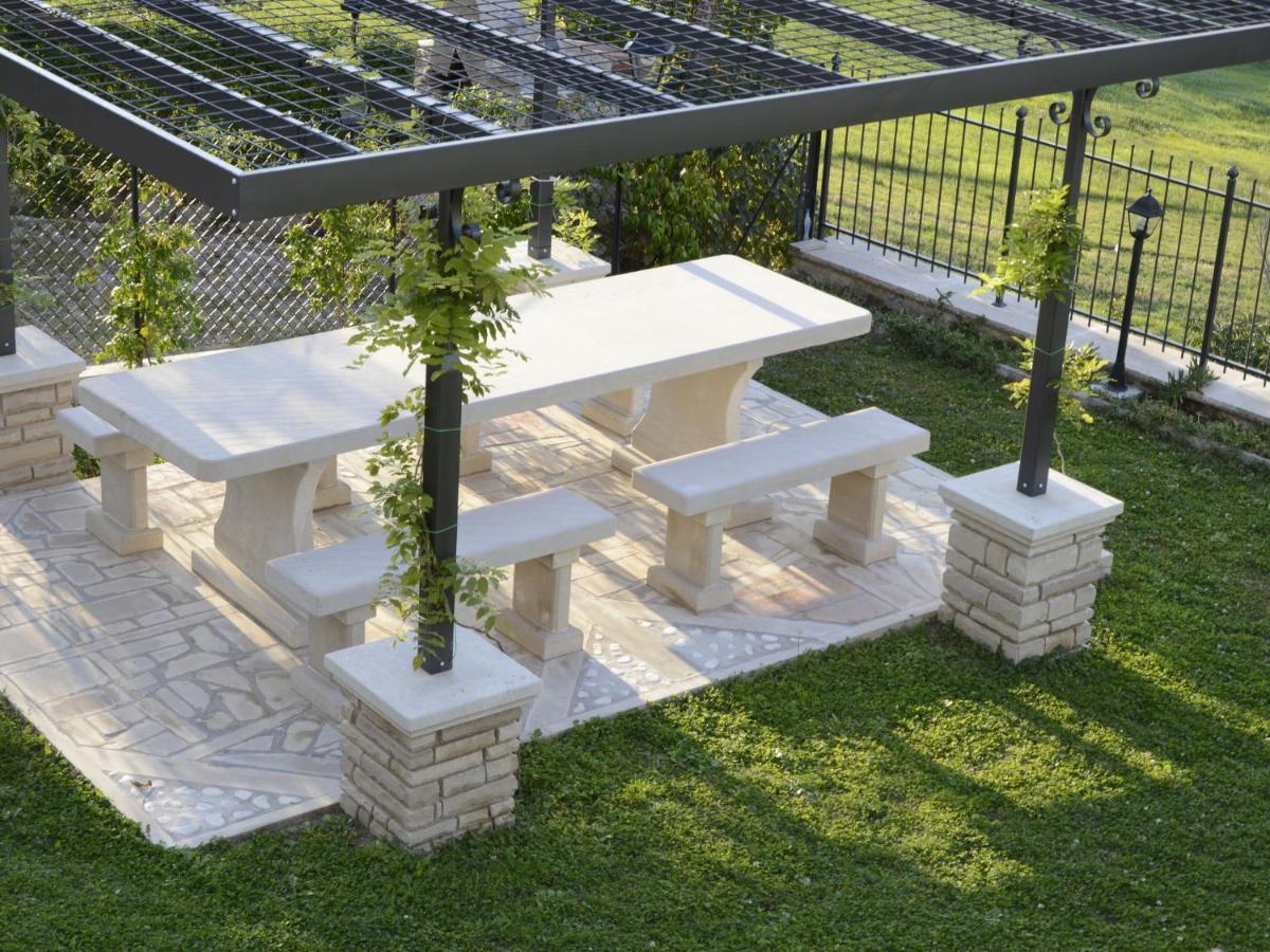 Belvilla By Oyo Graceful Apartment With Garden Petrella Guidi Exterior foto